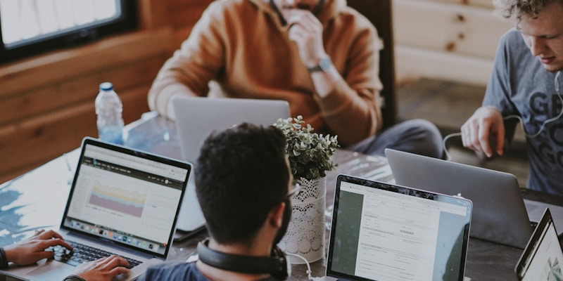 Salário médio no Brasil em 2026: dados por setor e estado